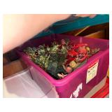 CHRISTMAS DECOR X 4 TOTES & BOX OF CHRISTMAS DECOR- AT