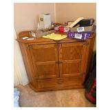 OAK CORNER TELEVISION CABINET 46 X 30 X 37- BB