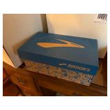 BROOKS SIZE 7 TENNIS SHOES- BB