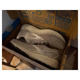 BROOKS SIZE 7 TENNIS SHOES- BB