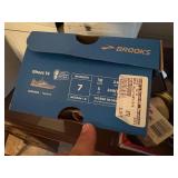 BROOKS SIZE 7 TENNIS SHOES- BB
