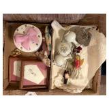 2 FLATS OF VICTORIAN DECOR & TABLE RUNNER- BB