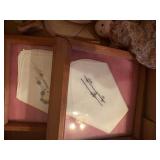 2 FLATS OF VICTORIAN DECOR & TABLE RUNNER- BB