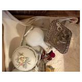 2 FLATS OF VICTORIAN DECOR & TABLE RUNNER- BB
