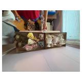 2 BOXES OF DECORATION/ PORCELAIN HEAVY BOOK ENDS- UPB