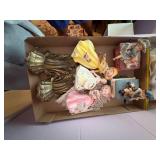 2 BOXES OF DECORATION/ PORCELAIN HEAVY BOOK ENDS- UPB