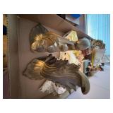 2 BOXES OF DECORATION/ PORCELAIN HEAVY BOOK ENDS- UPB