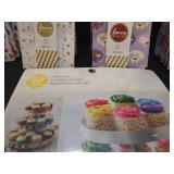 Wilton Party Set - Gift Bags and Cupcake Stand