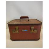 VINTAGE TRAIN CASE IN BROWN LEATHER VINTAGE TRAIN CASE IN BROWN LEATHER