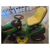 John Deere D130 Riding Lawn Tractor - NEEDS WORK