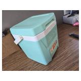 Igloos Hard Ice Chest, Insulated Cooler, Heavy-Duty, Portable, 12 Qt.