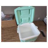 Igloos Hard Ice Chest, Insulated Cooler, Heavy-Duty, Portable, 12 Qt.