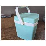 Igloos Hard Ice Chest, Insulated Cooler, Heavy-Duty, Portable, 12 Qt.