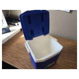 Igloos Hard Ice Chest, Insulated Cooler, Heavy-Duty, Portable, 12 Qt. NAVY