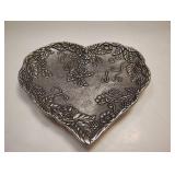 VINTAGE METAL HEART SHAPED DECORATIVE PLATE VINTAGE METAL HEART SHAPED DECORATIVE PLATE