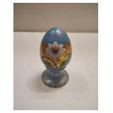 HAND PAINTED FENTON GLASS EGGS ON STANDS HAND PAINTED FENTON GLASS EGGS ON STANDS