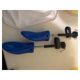 Pair of shoe stretcher
