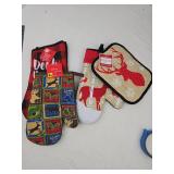 Holiday Kitchen Oven Mitt and Pot Holder Set
