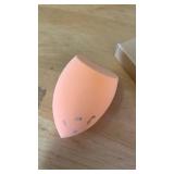 Real Techniques Miracle Complexion Sponge, Beauty Sponge For Makeup Blending & Foundation Application, Full Coverage, Streak-Free Professional Makeup Tool, Cruelty Free, Vegan, Latex Free, 2 Count - R