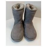APPEARS NEW - Brand NEW UGG Kids