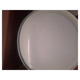 Pyrex 8-piece Tinted Glass Mixing Bowls (BIGGEST LID IS DAMAGED)