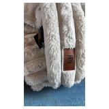 FREY Fluffy Plush King Sized Comforter w 2 Macyhing Pillow Cases