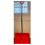 Heavy-Duty Snow Shovel – Curved Handle & Wide Scoop