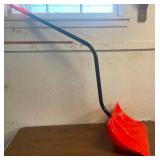 Heavy-Duty Snow Shovel – Curved Handle & Wide Scoop