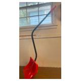 Heavy-Duty Snow Shovel – Curved Handle & Wide Scoop