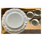 Pfaltzgraff “Heirloom” Stoneware Dinner Service – Large Set
