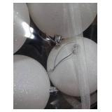 4in Snoball Ornaments 4pk White