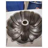 Nordic Ware Baking Set - Bundt Pan and Muffin Tin