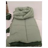 HIG Light Weight Down Alternative Comforter Set, Green, 90x92