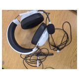 Razer Blackshark V2 X Wired Gaming Headset for PlayStation 4/Nintendo Switch/PC - White: macOS Compatible, Built-In Mic PLUGS IN - Retail: $80