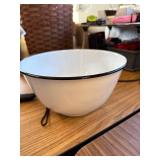 Crow Canyon Home Enamelware Salad Bowl, 5 quart, White/Black