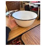 Crow Canyon Home Enamelware Salad Bowl, 5 quart, White/Black