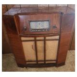 Vintage 1940s Silvertone Floor Radio Cabinet 30"W x 13"D x 34"H - Powers on, has been known to play in the past