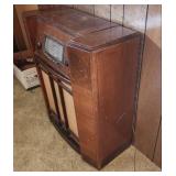 Vintage 1940s Silvertone Floor Radio Cabinet 30"W x 13"D x 34"H - Powers on, has been known to play in the past