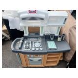 LittleTikes Kids Indoor/Outdoor Play Kitchen Easy to move - Comes as Pictured