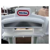 LittleTikes Kids Indoor/Outdoor Play Kitchen Easy to move - Comes as Pictured