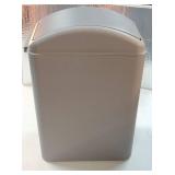 4.5 Gallon Plastic Swing-Top Trash Can, Garbage Can with Swing Lid, Gray - Retail: $27