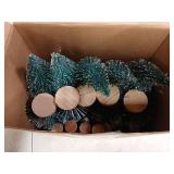 Geetery 25 Pcs Mini Christmas Trees, Artificial Bottle Brush Trees with Wooden Base, Christmas Village Sisal Snow Tree for Xmas Tabletop Home Winter Decor, 5sizes (Green)