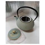 30.4oz Small Cast Iron Teapot, Tea Kettle for Stovetop Safe, Tea Pot with Stainless Steel Infuser for Loose Tea, Japanese Tetsubin Coated with Enameled Interior. CRACKED IN TWO PLACES. - Retail: $32