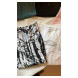 Ladies tops K and XL capris sz 6