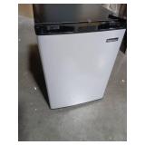 MAGIC CHEF 2.6 cu. ft refrigerator without freezer (Damage) - Retail: $220