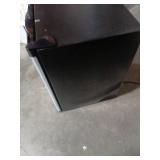 MAGIC CHEF 2.6 cu. ft refrigerator without freezer (Damage) - Retail: $220