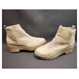 WOMENS ANKLE BOOTS SIZE 8.5 AND MITTENS