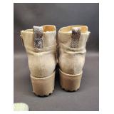 WOMENS ANKLE BOOTS SIZE 8.5 AND MITTENS