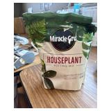 Miracle-Gro Houseplant Potting Mix, Perlite, Less Gnats, 4 qt