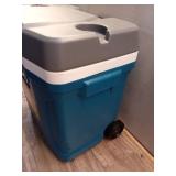 Igloo Latitude 30 qt Roller Cooler (Broken Handle)